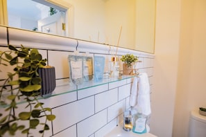 Shower, hair dryer, towels, soap - Serene studio in lovely Howth perfect for relaxing stays (Howth)