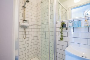 Ducha, secador de pelo, toallas y jabón