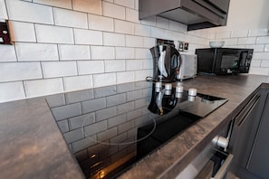 Fridge, microwave, oven, stovetop - Serene studio in lovely Howth perfect for relaxing stays (Howth)