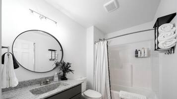 Hårføner, håndklær, såpe og toalettpapir