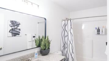 Hårføner, håndklær, såpe og toalettpapir