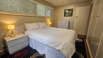 2 bedrooms, iron/ironing board, WiFi, bed sheets