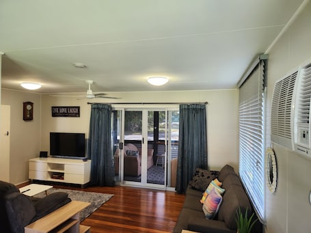 Smart TV. Bribie Beach Shack close to the bridge!