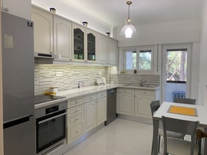 Fridge, microwave, oven, dishwasher - FLH Cascais Posh Apartment (Cascais)