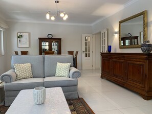 TV - FLH Cascais Posh Apartment (Cascais)