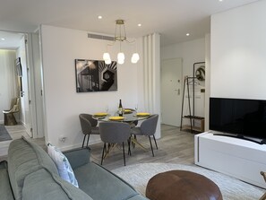 TV - FLH Cascais Downtown Premium Apartment I (Cascais)