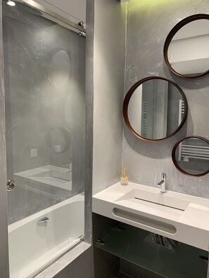 Shower, hair dryer, towels - FLH Cascais Downtown Premium Apartment I (Cascais)