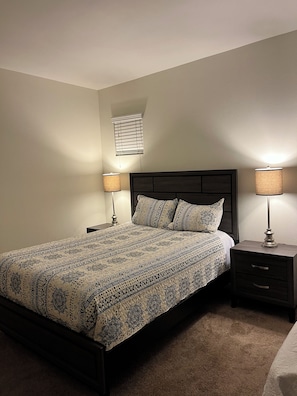 Iron/ironing board, WiFi, bed sheets - Spacious 4-bedroom house in quaint Ontario with cool AC (Ontario)