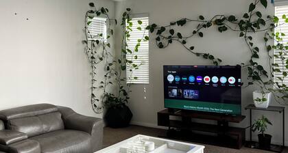 Spacious 4-bedroom house in quaint Ontario with cool AC