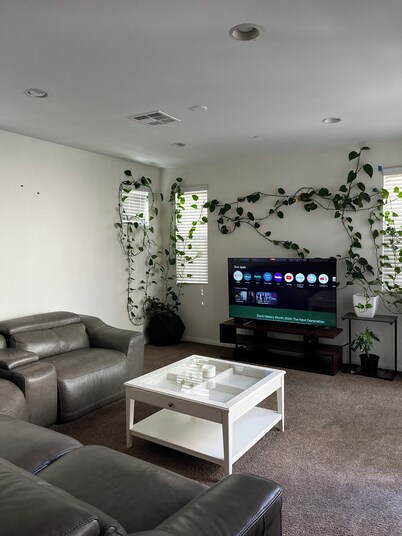 Spacious 4-bedroom house in quaint Ontario with cool AC