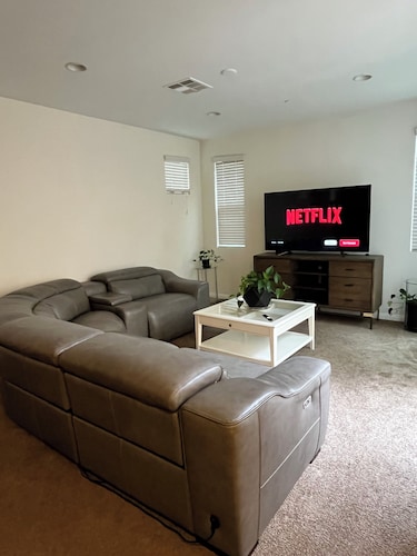 Spacious 4-bedroom house in quaint Ontario with cool AC