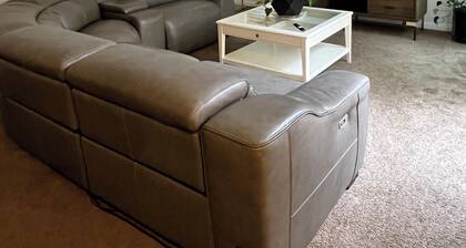 Spacious 4-bedroom house in quaint Ontario with cool AC