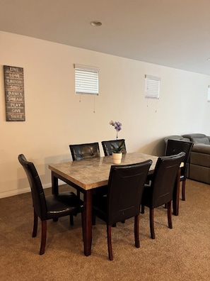 Dining - Spacious 4-bedroom house in quaint Ontario with cool AC (Ontario)