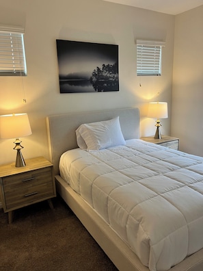 Iron/ironing board, WiFi, bed sheets - Spacious 4-bedroom house in quaint Ontario with cool AC (Ontario)