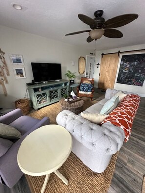 TV - Valley Vibes and Beach Bliss 2 BR Condo Free Parking/Wi-fi/Pool Monthly Friendly (Waianae)