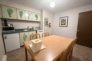 Signature Suite, Multiple Beds | Private kitchen | Mini-fridge, microwave - Rychter Hotel Hope (Hope)