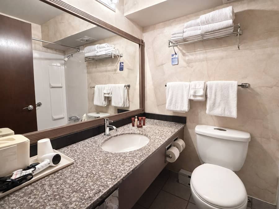 Bañera con ducha, secador de pelo, toallas, jabón