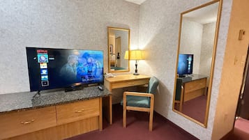 Skrivbord, arbetsyta för laptop och mörkläggningsgardiner