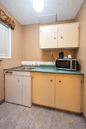 Superior Suite, 1 King Bed | Private kitchen | Mini-fridge, microwave - Rychter Hotel Hope (Hope)