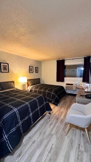Desk, laptop workspace, free WiFi - Confederation Inn (Saskatoon)