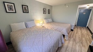 Escritorio y espacio para trabajar con laptop 