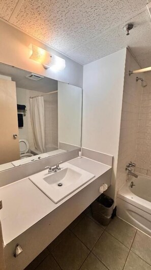 Deluxe Double Room | Bathroom - Confederation Inn (Saskatoon)