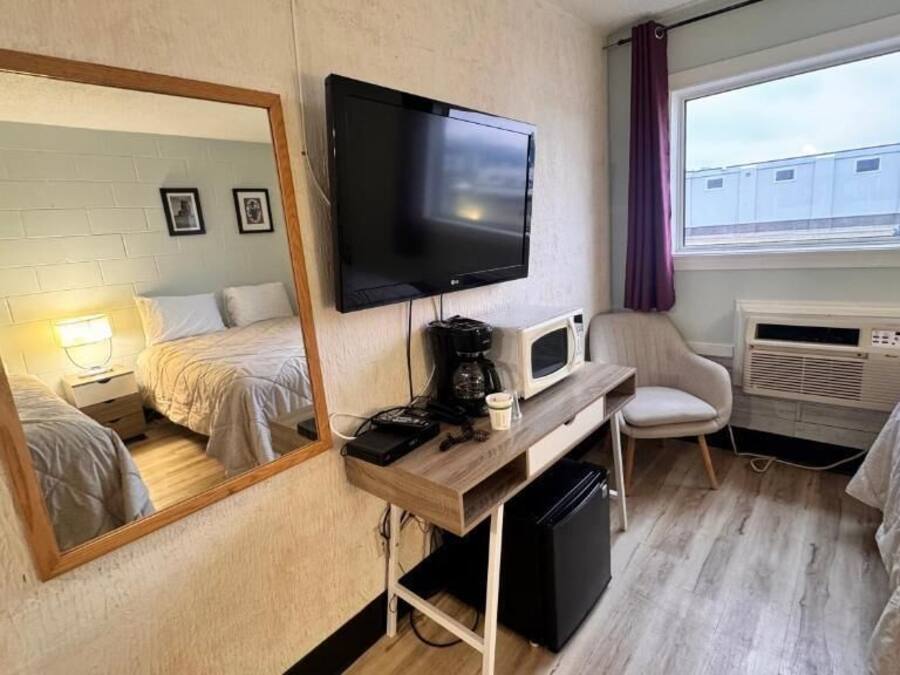 Desk, laptop workspace, free WiFi