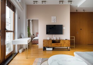 Tabla de planchar con plancha, wifi y ropa de cama 