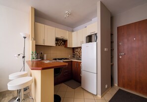 Fridge, microwave, stovetop - Solec Powiśle Harmony Apartment (Warszawa)