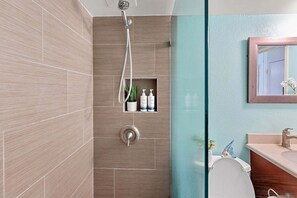 Shower, hair dryer, towels - New Listing! South Maui Condo Steps to Beach (Kihei)