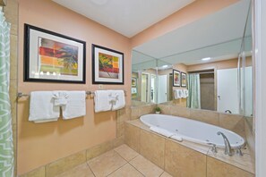 Shower, hair dryer, towels - True Beachfront Destin Condo | Ground Floor | Sleeps 6 | Crystal Beach (Destin)