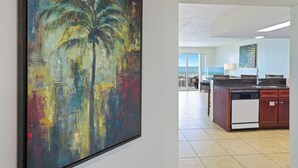 Una cucina moderna con una grande isola, un'area pranzo e vista sull'esterno.