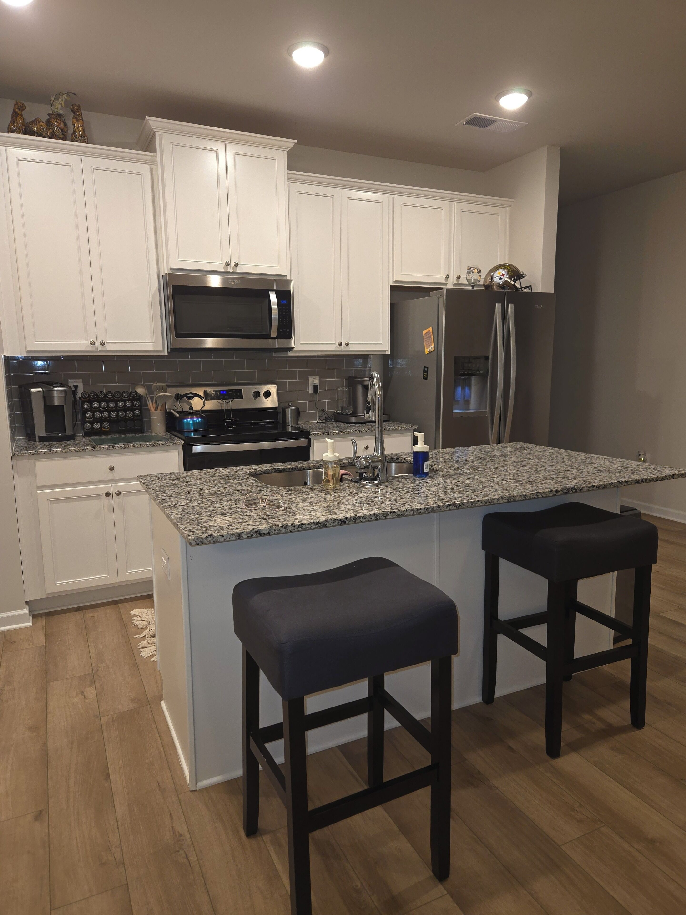 Mikrobølgeovn, ovn, kokeplater og oppvaskmaskin