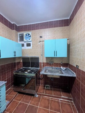 Fridge, microwave, oven, stovetop - Dahabiya Apartment – Elegant Stay in the Heart of Luxor Near the Nile & Temples (Luxor)