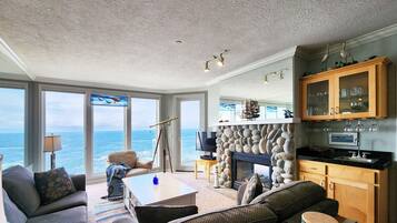 TV, fireplace
