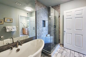 Een douche, een haardroger, handdoeken
