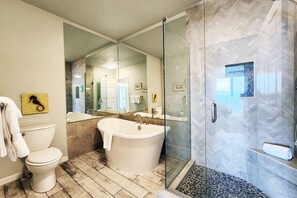 Shower, hair dryer, towels - Whale Watching & Community Club House with Pool! Reflections by the Sea (Depoe Bay)