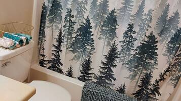 Serviettes fournies, savon, papier toilette