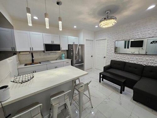 Modern 1 bed/1 bath ADU with In-Unit Washer/Dryer