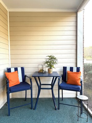 Outdoor dining - 2-bedroom apartment in Barefoot Landing Resort-KING BED (North Myrtle Beach)
