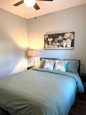 2 bedrooms, Internet, bed sheets - 2-bedroom apartment in Barefoot Landing Resort-KING BED (North Myrtle Beach)