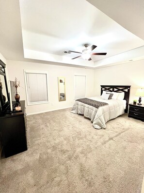 Iron/ironing board, WiFi, bed sheets - Luxe Oasis 3 bedroom 2.5 bath home in Greer close to Airport (Greer)