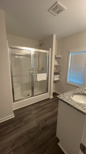 Een haardroger, handdoeken, zeep, toiletpapier