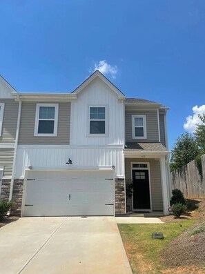 Exterior - Luxe Oasis 3 bedroom 2.5 bath home in Greer close to Airport (Greer)