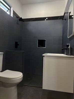 Douche, serviettes fournies, savon