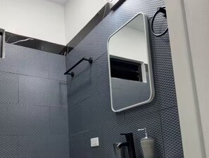 Douche, serviettes fournies, savon