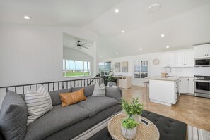 TV - Duplex on the Boardwalk with Park and Playground (Newport Beach)