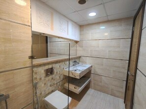 Comfort studio | Badkamer | Een douche, handdoeken, zeep, shampoo