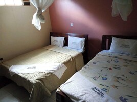 标准双床房 | 免费 WiFi、床单