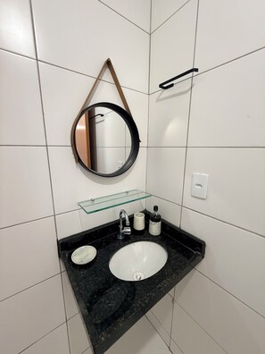 ヘアドライヤー、タオル、石鹸、トイレットペーパー